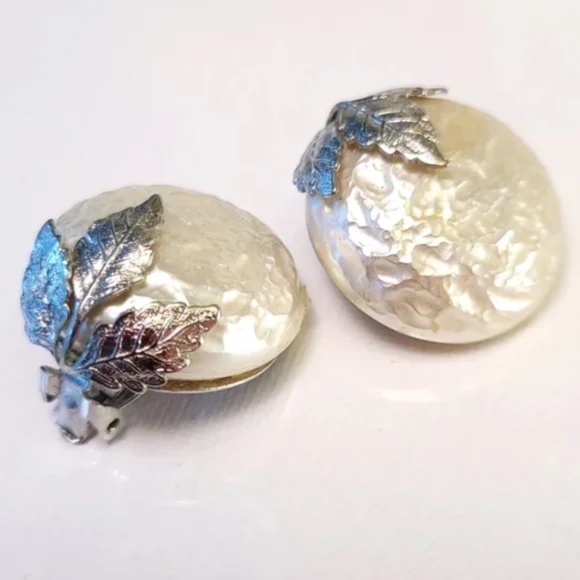 Vintage Pearlized Earrings with layered leaf design - Picture 7 of 10